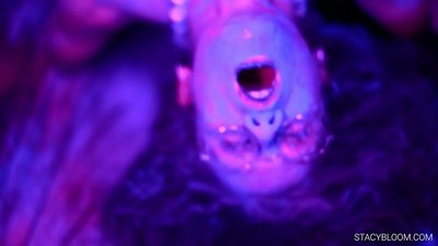 Infans masturbates in camera et se gaudens adfert.